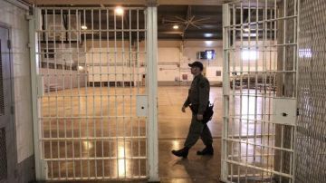 Un guardia atraviesa el gimnasio vacío de la prisión Deuel Vocational Institution de Tracy, donde una vez hubo hasta 700 camas.