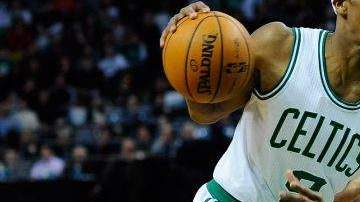 El jugador de los Celtics, Rajon Rondo (I), disputa el balón con Jeremy Lin (d) de los Knicks.