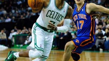 El jugador de los Celtics, Rajon Rondo (I), disputa el balón con Jeremy Lin (d) de los Knicks.