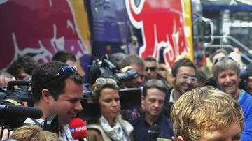 Sebastian Vettel declara a los medios las complicaciones del día.