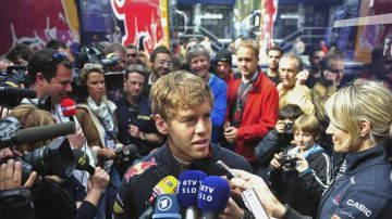 Sebastian Vettel declara a los medios las complicaciones del día.