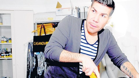 El diseñador boricua hace las carteras a mano.