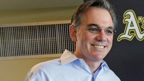 Acompañado del gerente general de Oakland, Billy Bean, Céspedes recibe la camiseta que defenderá por los próximos cuatro años.