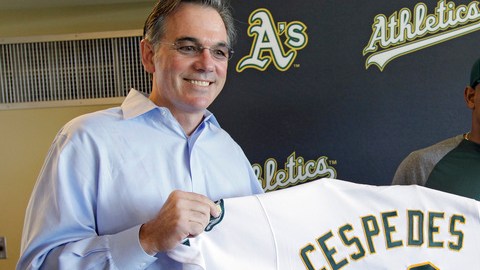 Acompañado del gerente general de Oakland, Billy Bean, Céspedes recibe la camiseta que defenderá por los próximos cuatro años.