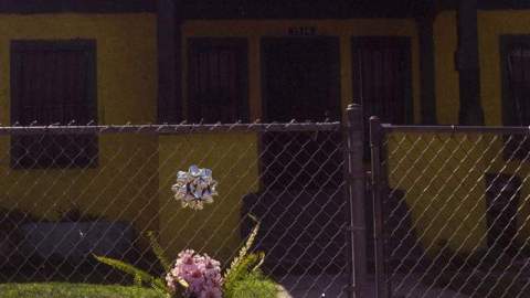 Un altar señala el lugar donde fue baleado Salvador Quiñones, frente a su casa en Central-Alameda.