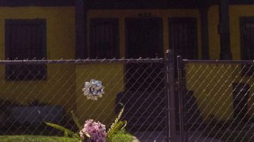 Un altar señala el lugar donde fue baleado Salvador Quiñones, frente a su casa en Central-Alameda.