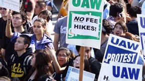 Estudiantes ha protestado y continuarán hacióndolo debido al aumento de los costos de los estudios universitarios en California.