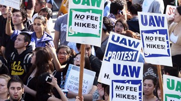 Estudiantes ha protestado y continuarán hacióndolo debido al aumento de los costos de los estudios universitarios en California.