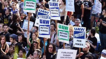 Estudiantes ha protestado y continuarán hacióndolo debido al aumento de los costos de los estudios universitarios en California.