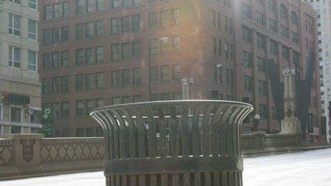 Recientemente se informó que la Ciudad de Chicago está solicitando ofertas de empresas que puedan proveer más de 50 basureros resistentes a explosivos, para ser colocados en zonas de alto riesgo.