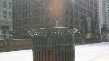 Recientemente se informó que la Ciudad de Chicago está solicitando ofertas de empresas que puedan proveer más de 50 basureros resistentes a explosivos, para ser colocados en zonas de alto riesgo.