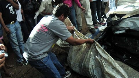 Familiares de varios de los fallecidos en el incendio de la cárcel de Comayagua  tratan de identificar en la morgue a sus allegados.