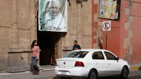 Los leoneses, que celebrarán el arribo del Papa a fin de mes, ya colocaron carteles de bienvenida por toda la ciudad.