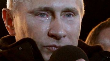 El líder ruso, Vladímir Putin, deja correr lágrimas al declarar su victoria en las elecciones presidenciales, durante un masivo acto en Moscú.