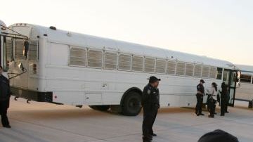 El 23 de noviembre de 2011, agentes del ICE se hicieron cargo del proceso de deportación de Fernando Domínguez Valivia, quien falleció ayer.