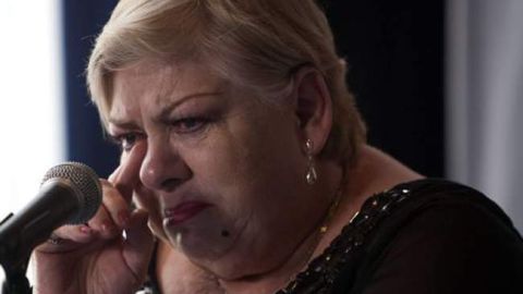 La cantante mexicana "Paquita la del Barrio", llora durante una conferencia de prensa en Los Ángeles.