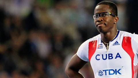 Aquejado de una dolencia muscular, Dayron Robles (der.) se pierde el Mundial para concentrarse en lograr su  mejor nivel en los Olímpicos.