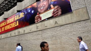 Una pancarta con la imagen del presidente venezolano, Hugo Chávez, es vista ayer, en el centro de Caracas.