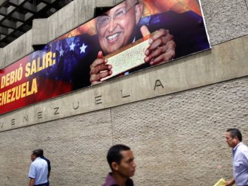 Una pancarta con la imagen del presidente venezolano, Hugo Chávez, es vista ayer, en el centro de Caracas.