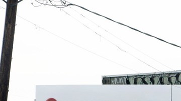 Un cartel que promueve el uso del condón de la AHF, fundación que logró la norma sobre las películas pornográficas.