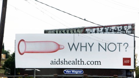Un cartel que promueve el uso del condón de la AHF, fundación que logró la norma sobre las películas pornográficas.