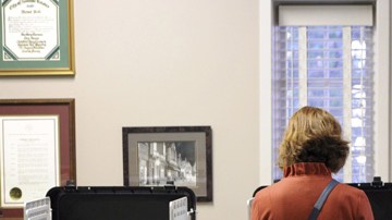 Una electora vota en el ayuntamiento de Avondale Estates, Georgia, durante la jornada conocida como el "supermartes".