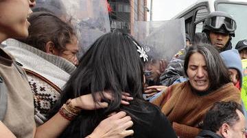 Un grupo de manifestantes se enfrentan con la policía durante una protesta al frente de la embajada de China en Quito (Ecuador).