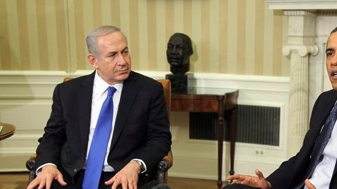 El presidente de Estados Unidos, Barack Obama (d), se reúne con el primer ministro israelí, Benjamín Netanyahu (i), para fijar sus posturas sobre cómo lograr que Irán abandone su programa nuclear.
