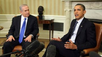 El presidente de Estados Unidos, Barack Obama (d), se reúne con el primer ministro israelí, Benjamín Netanyahu (i), para fijar sus posturas sobre cómo lograr que Irán abandone su programa nuclear.