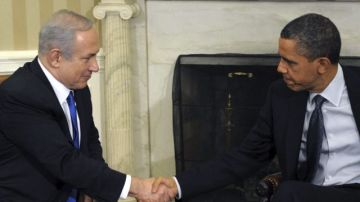 El presidente de Estados Unidos, Barack Obama (d), se reúne con el primer ministro israelí, Benjamín Netanyahu (i).