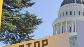 Manifestantes apoyan a estudiantes de la Universidad de California y de escuelas secundarias del estado.