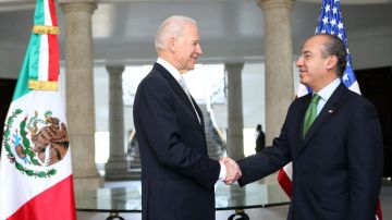 El presidente de México, Felipe Calderón (d), saluda al vicepresidente de Estados Unidos, Joseph Biden (i), durante un encuentro en la residencia de Los Pinos.