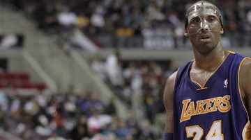 El enmascarado Kobe Bryant luce perplejo luego de la derrota.