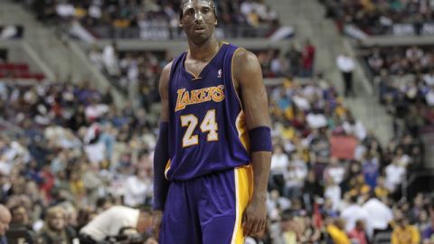 El enmascarado Kobe Bryant luce perplejo luego de la derrota.