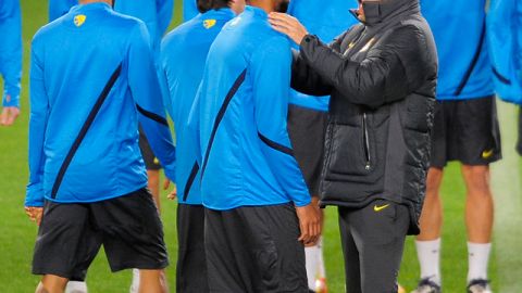 Guardiola (de negro) bromea con Keita en un descanso de la práctica de ayer del Barsa, que hoy va por su pase a cuartos de la Champions.