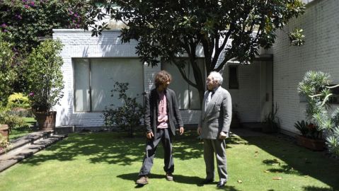 Gabriel García Márquez (d), posa junto a su nieto Mateo (i), en su casa del barrio de San Ángel en Ciudad de México.
