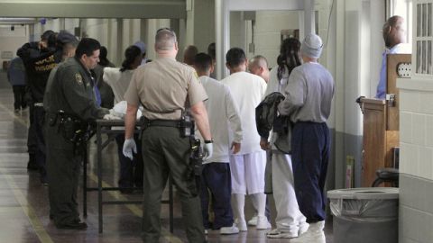 Las personas sujetas a deportación que sean llevadas a los centros de reclusión, no contarán con derechos bajo las nuevas leyes.