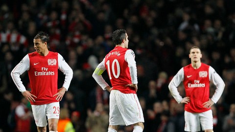 Da izq. a der., los jugadores del Arsenal, Chamakh, Van Persie, Vermae-elen y Gervinho, lucen decepcionados al final del juego de ayer.