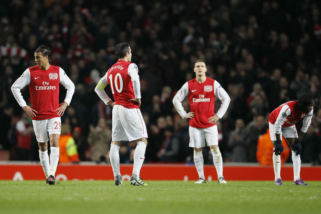 Da izq. a der., los jugadores del Arsenal, Chamakh, Van Persie, Vermae-elen y Gervinho, lucen decepcionados al final del juego de ayer.
