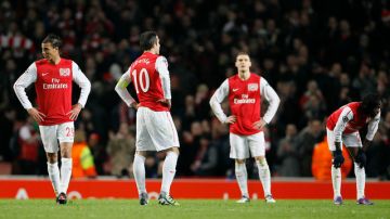Da izq. a der., los jugadores del Arsenal, Chamakh, Van Persie, Vermae-elen y Gervinho, lucen decepcionados al final del juego de ayer.
