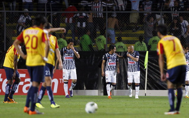 Humberto 'Chupete' Suazo (al fondo, derecha) fue anoche el verdugo del equipo michoacano, al que dejó moribundo en la Concachampions.
