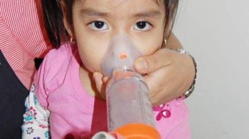 La niña Migoni Cortez sufre de asma y según su madre Areli Serapio, toda la familia sufre cuando ella enferma.