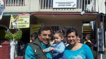Gerardo Quiñones y Blanca Cárdenas posaron felices hoy junto a su hija Gloria Liliana.