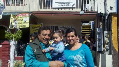Gerardo Quiñones y Blanca Cárdenas posaron felices hoy junto a su hija Gloria Liliana.