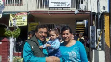 Gerardo Quiñones y Blanca Cárdenas posaron felices hoy junto a su hija Gloria Liliana.