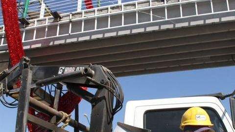 Trabajadores en Guanajuato preparan a todo vapor las instalaciones donde se presentará el Papa durante su visita.