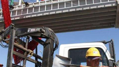 Trabajadores en Guanajuato preparan a todo vapor las instalaciones donde se presentará el Papa durante su visita.