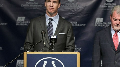Peyton Manning (izq.), junto a Jim Irsay, dueño del equipo de Indianápolis, habla durante la conferencia donde se hizo oficial que deja a los Potros.