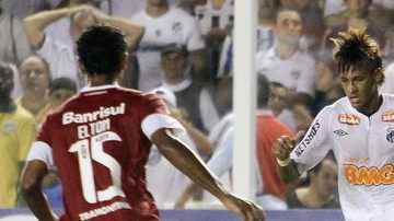 La habilidad de Neymar hace estragos en la defensa de Internacional de Porto Alegre. Aquí supera a Elton (izq.) y Ney, en  maniobra individual.   El juvenil astro de Santos anotó los tres goles en la victoria de su equipo.