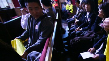 Residentes  del barrio coreano muestran sus camisetas amarillas en la reunión de ayer del Concejo Municipal. En el nuevo mapa político propuesto, Koreatown quedaría dividido   en dos distritos.